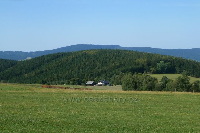 Dolní Hedeč - pohled z Valu na vrch Lískovec (778 m.n.m.), za ním vystupuje Suchý vrch