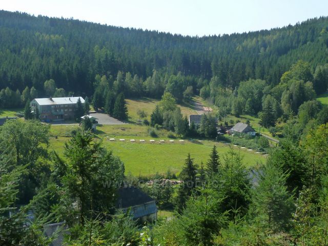 Horní Orlice - pohled z úbočí Lískovce k areálu bývalého hotelu Alfa