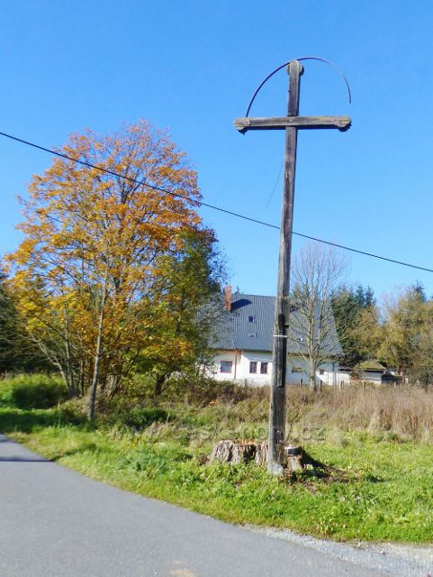 Chrastice - torzo dřevěného kříže u křižovatky v horní části obce