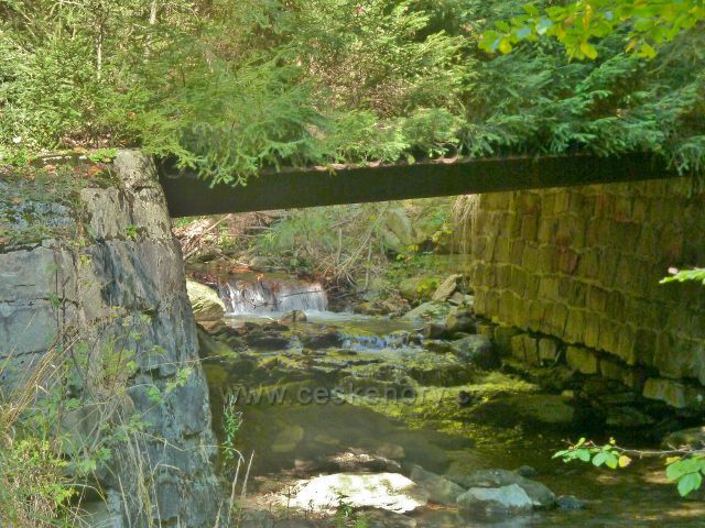 Mostek přes Klepáčský potok na konci lesní silničky