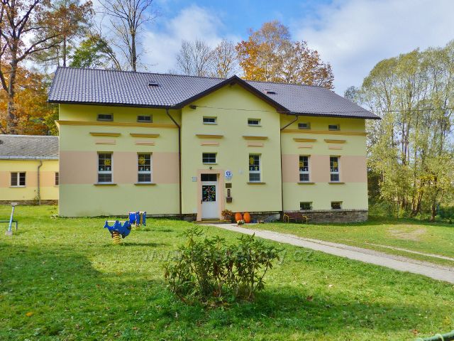 Vysoký Potok - budova mateřské školky u lesa na konci horní části obce