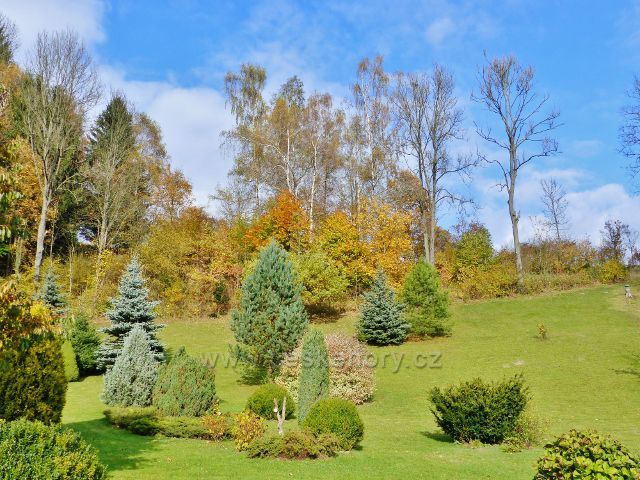 Malá Morava - okrasná zahrada před skalním výhozem za restaurací u železničního přejezdu
