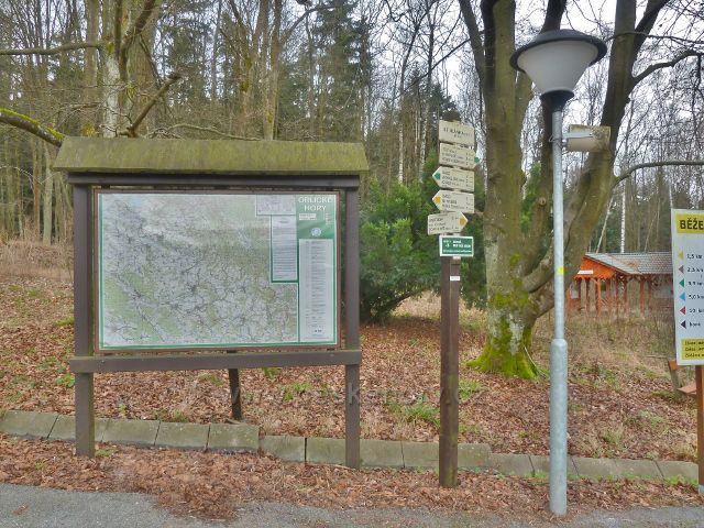 Rozcestí před hotelem Studánka