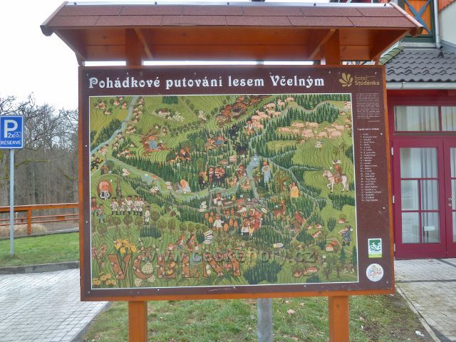 Letovisko Studánka - informační tabule "Pohádkové putování lesem Včelný" před hotelem Studánka