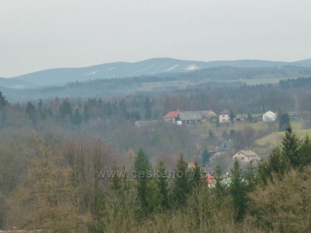 Rychnov nad Kněžnou - pohled z altánku na hřeben Orlických hor -Sedloňovský vrch(1049 m.n.m.), v popředí Panská Habrová