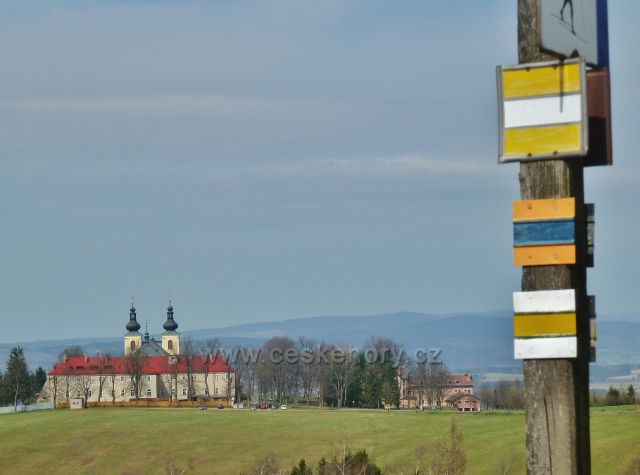 Dolní Hedeč - pohled z vrchu Val na klášter