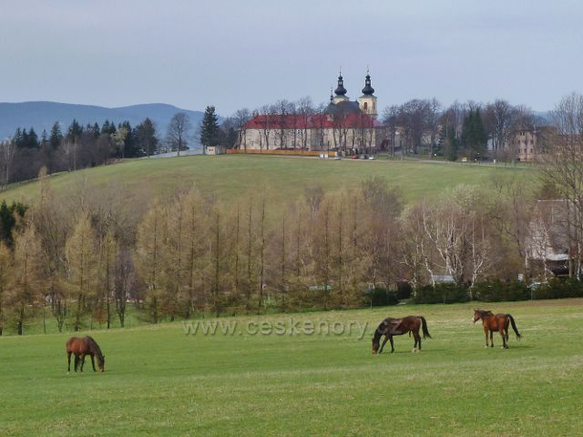 Dolní Hedeč - pohled z úbočí vrchu val ke klášteru