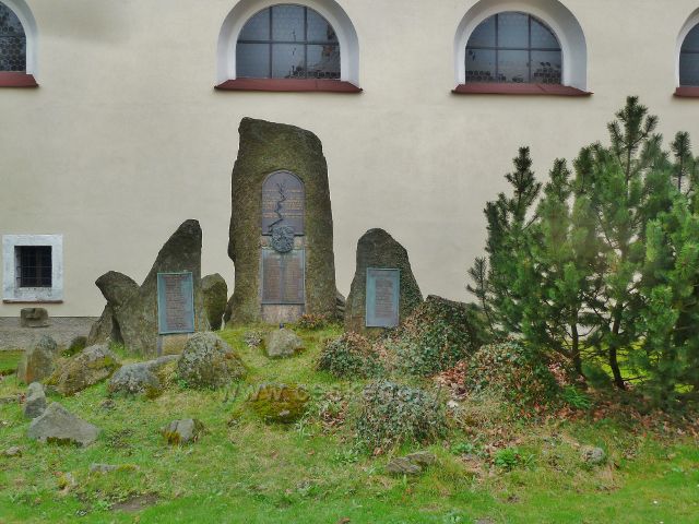 Rokytnice v O.h. - památník obětem válek u kostela Všech Svatých
