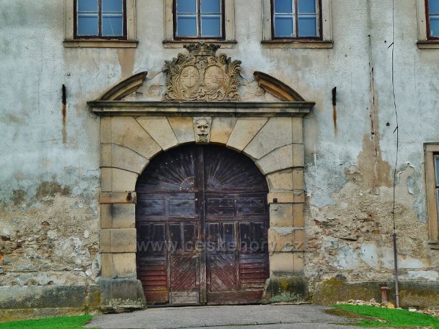 Rokytnice v O.h. - portál hlavního vchodu do zámku