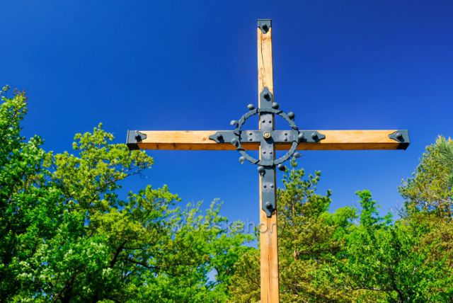 Nově vysvěcený kříž na Poustevníkově vyhlídce