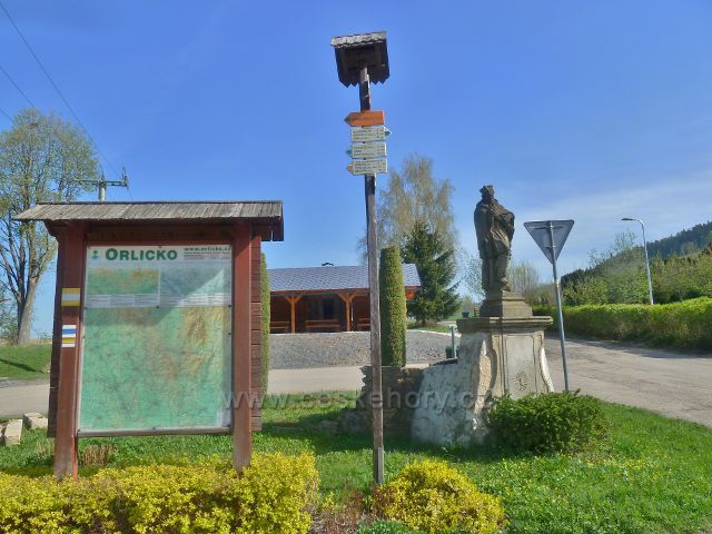 Šanov - turistický rozcestník" Šanov (kostel), 570 m.n.m."