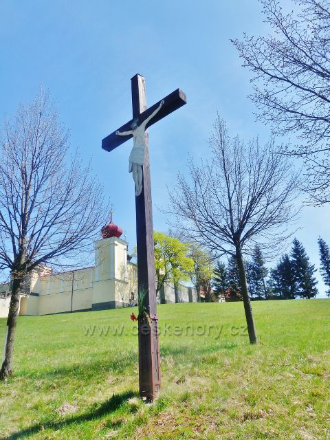 Králíky - dřevěný kříž u Hraběcí stezky pod klášterem Hedeč