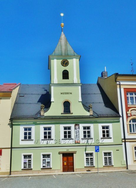 Králíky - budova staré radnice na Velkém náměstí je sídlem Městského muzea