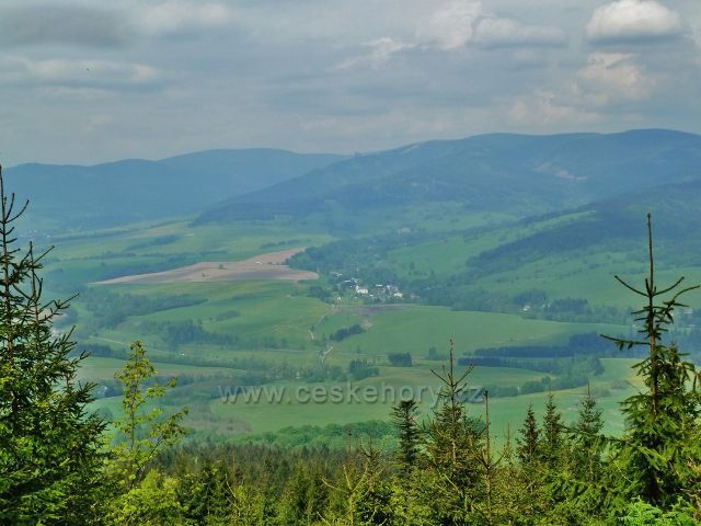 Horní Orlice - pohled z úbočí Jeřábu na Malou Moravu a masiv Králického Sněžníku