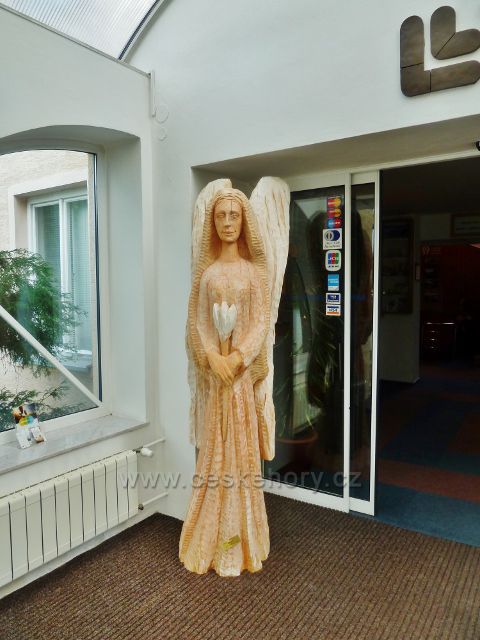 Bludov - plastika anděla  ve vestibulu hlavní lázeňské budovy