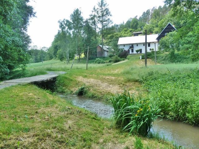 Tupadly - potok Liběchovka na okraji obce