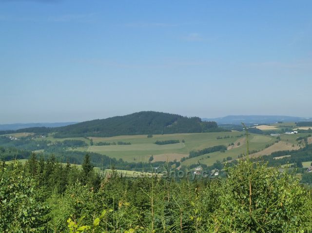 Mladkov - pohled na vrch Studený (721 m.n.m.) nad Těchonínem, vlevo obec Studené, vpravo Vlčkovice