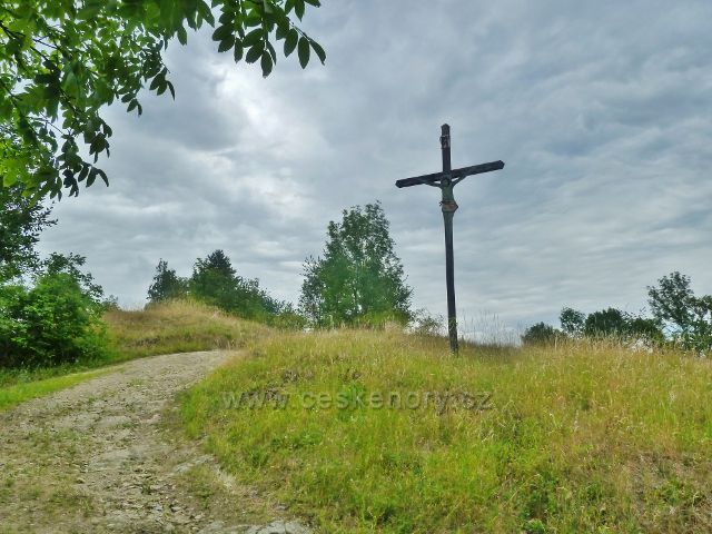 Bohdíkov - dřevěný kříž u cesty po žluté TZ nad Bohdíkovem