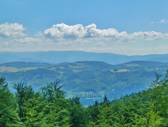 Malá Morava - pohled na Hanušovickou vrchovinu a pásmo Jeseníků z úbočí vrchu Bouda