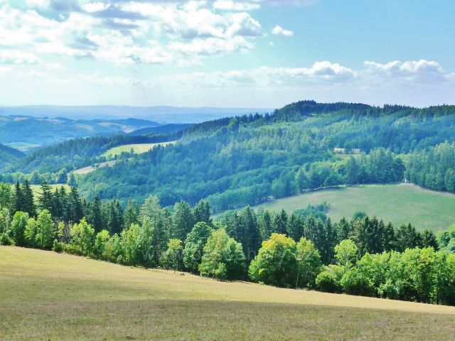 Štědrákova Lhota - pohled z výhledového místa od turistického přístřešku nad obcí na Hanušovickou vrchovinu