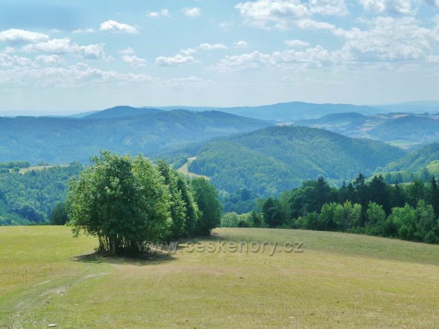 Štědrákova Lhota - pohled z výhledového místa nad obcí z trasy po zelené TZ na Hanušovickou vrchovinu