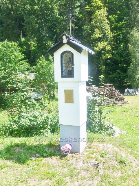 Štědrákova Lhota - výklenková kaplička sv.Jana Nepomuckého postavena v roce 2013 ke 100.výročí vysvěcení hřbitovní kaple