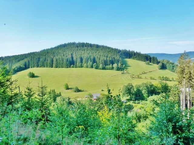 Horní Orlice - pohled z Hraběcí cesty na protilehlý vrch Kamenáč (729 m.n.m.)