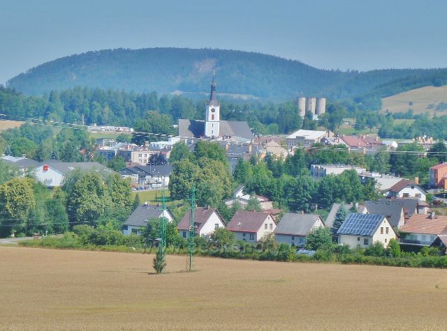 Králíky - pohled od vodárny na střed města s kostelem sv.Michaela Archanděla. V pozadí je vrch Urwista (794 m.n.m.), který se nachází na polském území