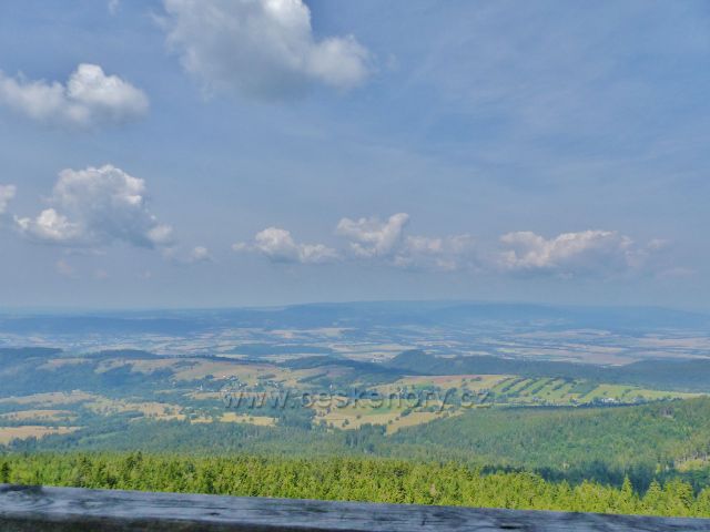 Dolní Morava - pohled z rozhledny Klepáč do Polska k Bystřickým horám