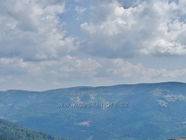 Dolní Morava - pohled z rozhledny Klepáč  na protilehlou vrstevnicovou cestu vedoucí pod hřebenem Slamníku, Podbělky, Uhliska a Sušiny
