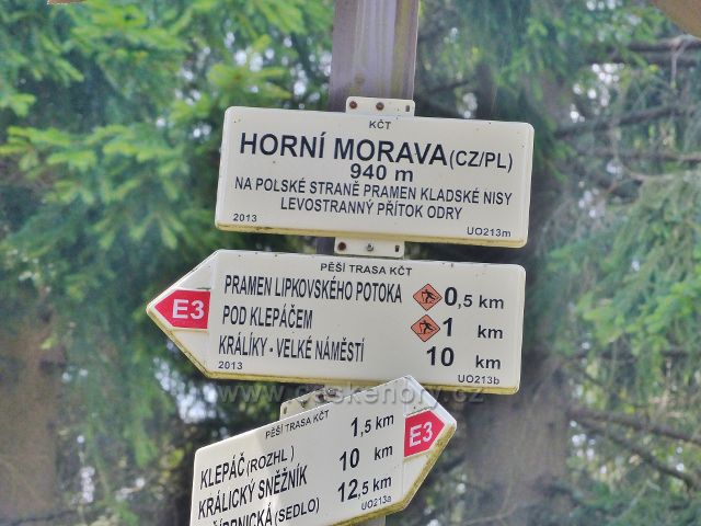 Dolní Morava - turistický rozcestník "Horní Morava(CZ/PL), 940 m.n.m." v sedle pod Jelením vrchem