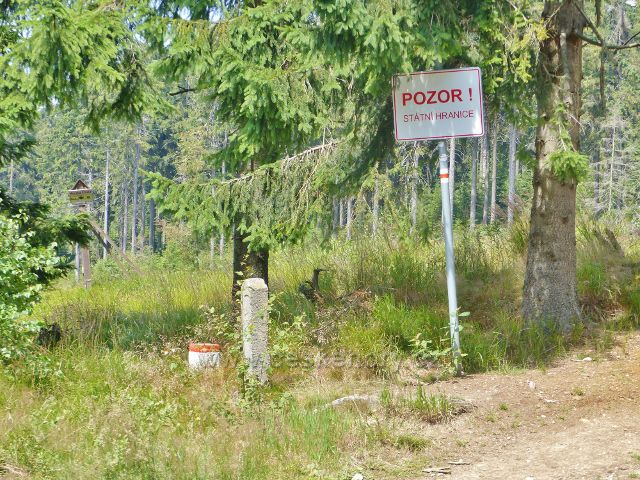 Dolní Morava - "Pozor,státní hranice ! ",hraniční tabule je jen vzpomínkou na zdejší hraniční přechod v sedle pod Jelením vrchem