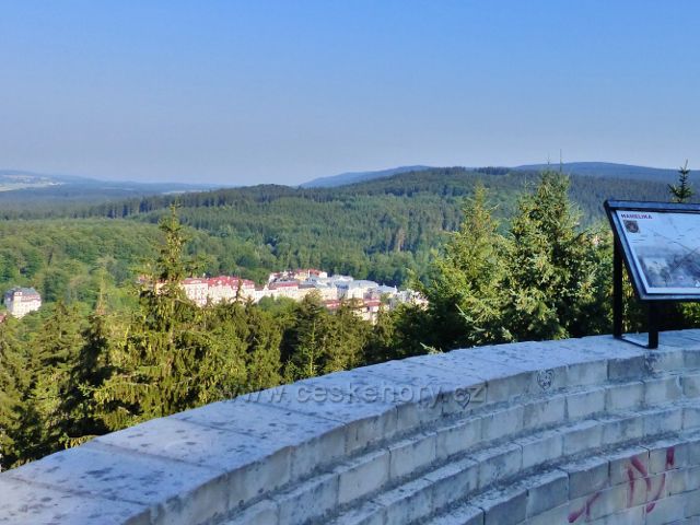 Mariánské Lázně - výhled z rozhledny Hemelika je omezen na bezprostřední okolí Slavkovského lesa a nepatrnou část lázeňských domů