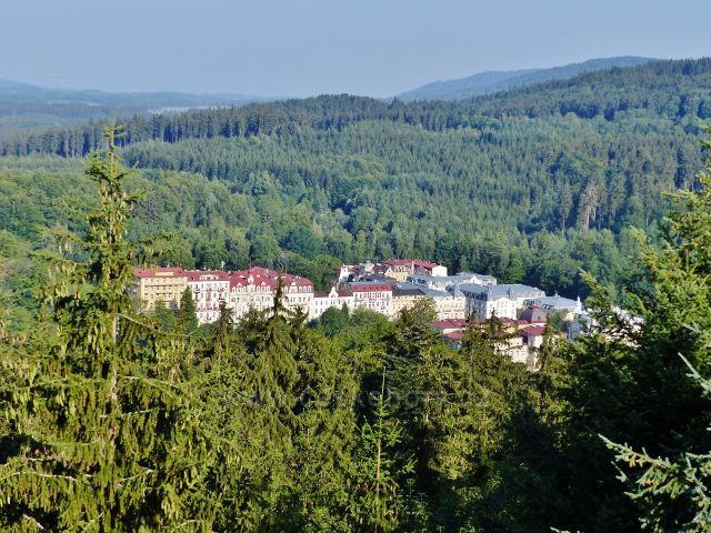 Mariánské Lázně - pohled z rozhledny Hemelika ke skupině lázeňských domů v horní části města.