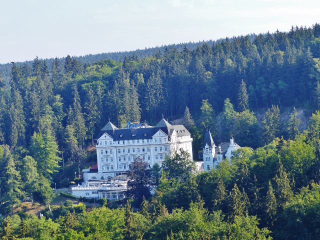 Mariánské Lázně - pohled ze Slalomáku na protilehlý lázeňský hotel Esplanade obklopený zelení Slavkovského lesa