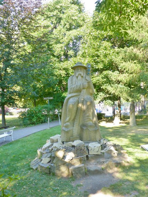 Mariánské Lázně - socha Krakonoše před stejnojmenným hotelem