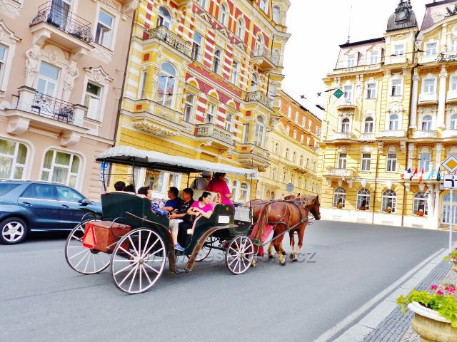 Mariánské Lázně - koňský kočár na vyhlídkové trase v Nehrově ulici