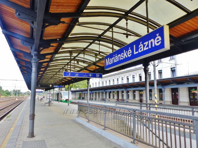 Mariánské Lázně - na nástupišti nádraží ČD vzadu čeká souprava GW TRAIN na odjezd směr Karlovy Vary