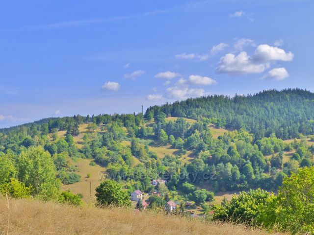 Bečov nad Teplou - pohled z cesty k Vyhlídce na protilehlou stráň, na níž bývaly zahrádky a políčka