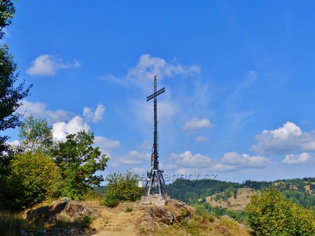 Bečov nad Teplou - kříž na Vyhlídce je jedním z produktů každoročně konaného kovářského symposia