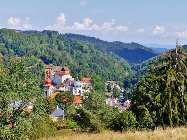 Bečov nad Teplou - pohled z Vyhlídky na hrad a zámek