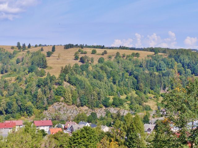 Bečov nad Teplou - pohled z Vyhlídky na protilehlou stráň nad železniční tratí