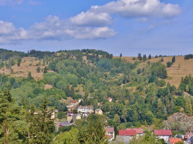 Bečov nad Teplou - pohled z Vyhlídky na svahy nad ulicí Na Zelené, na nichž byli dříve zahrádky a políčka