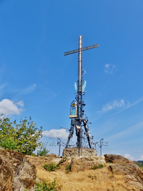 Bečov nad Teplou - železný kříž na Vyhlídce je produktem kovářského symposia