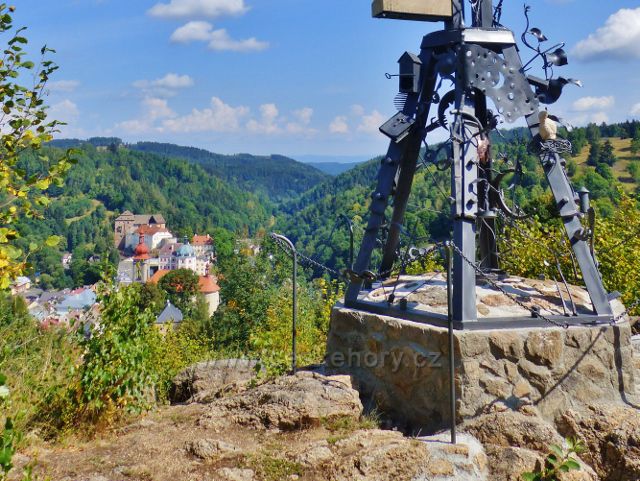 Bečov nad Teplou - pohled na zámek od železného kříže
