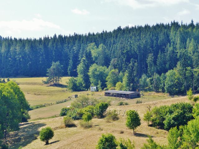 Bečov nad Teplou - pohled z cesty k Vyhlídce na pastviny pod Šibeničním vrchem