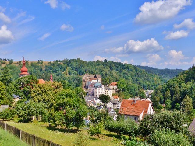 Bečov nad Teplou - pohled z ulice Na Výšině k zámku a hradu