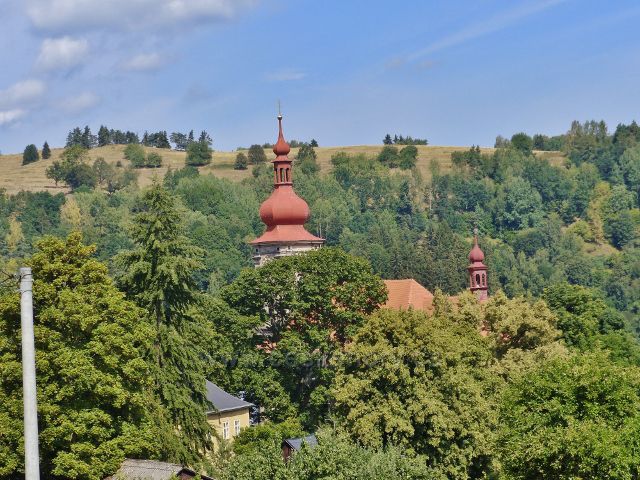 Bečov nad Teplou - pohled z ulice Na Výšině na věž kostela sv. Jiří