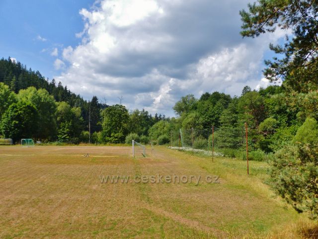 Bečov nad Teplou - místní fotbalový stadion se nachází uprostřed zeleně