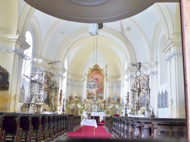 Bečov nad Teplou - interiér římskokatolického kostela sv. Jiří